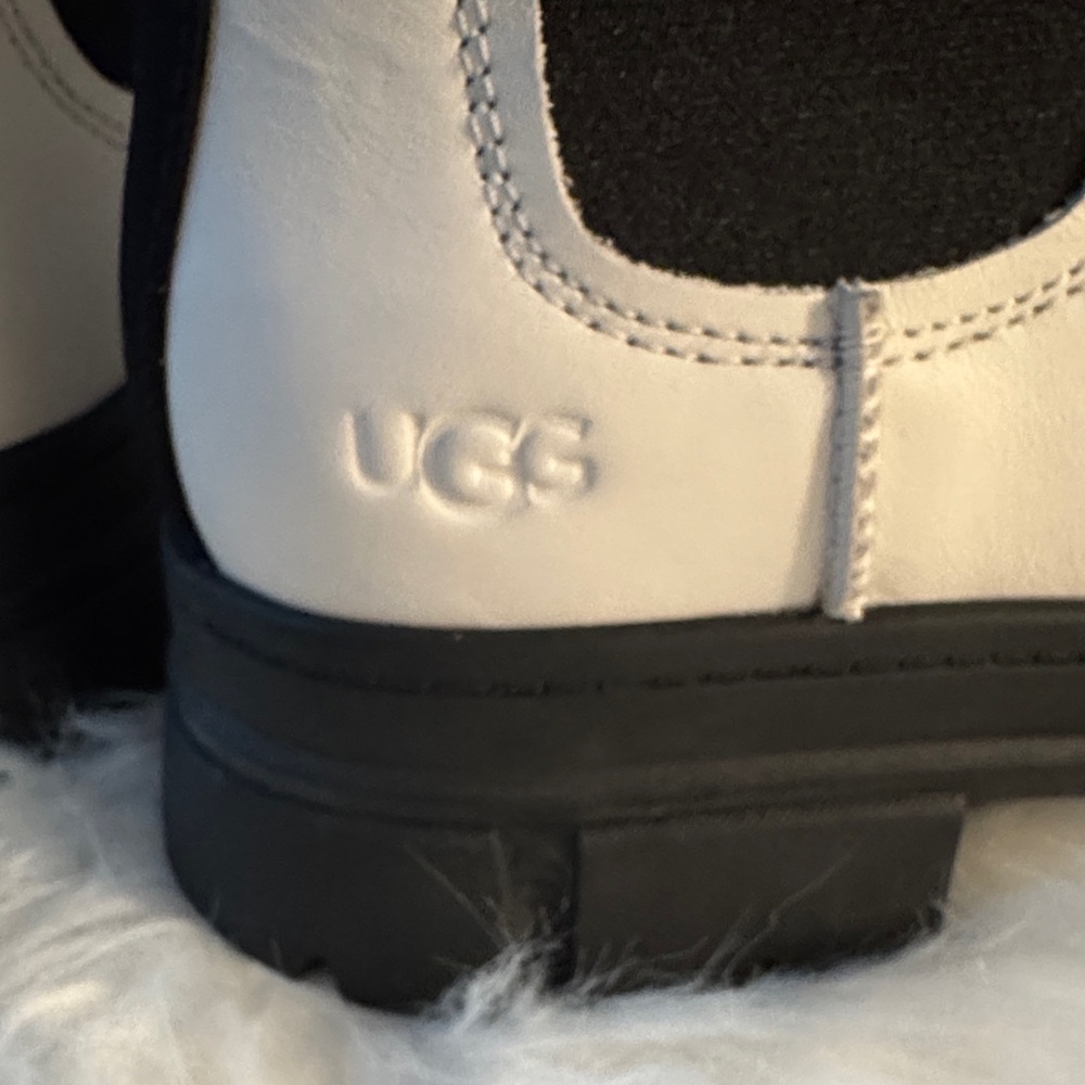 NWOT UGG Ashton Chelsea Ankle Boots Off White/Black size 10 - Picture 6 of 11